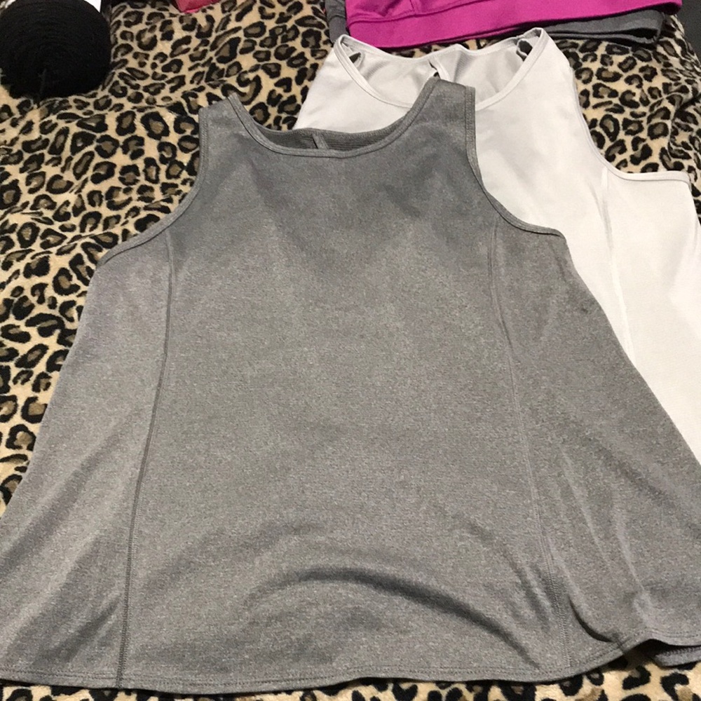 Women’s workout top lot medium